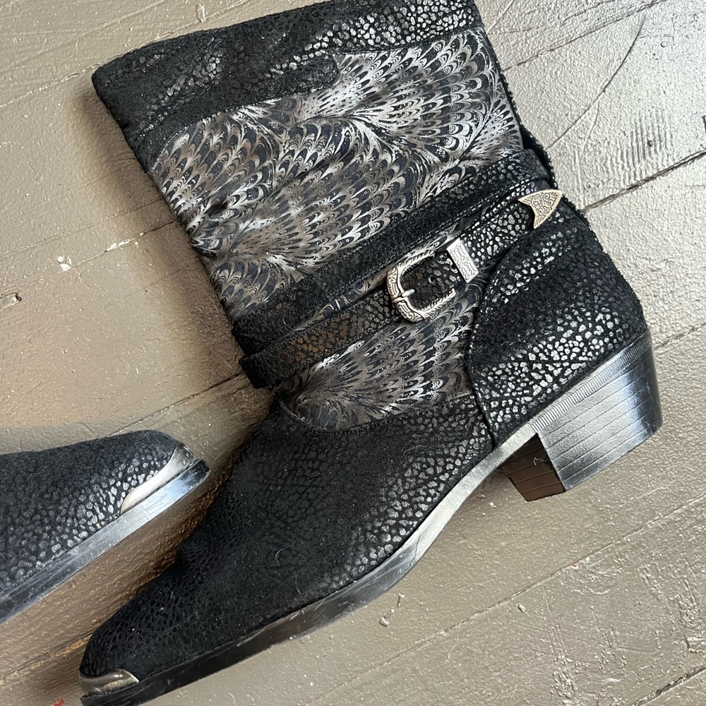 Elegant Black Patterned Heeled Boots